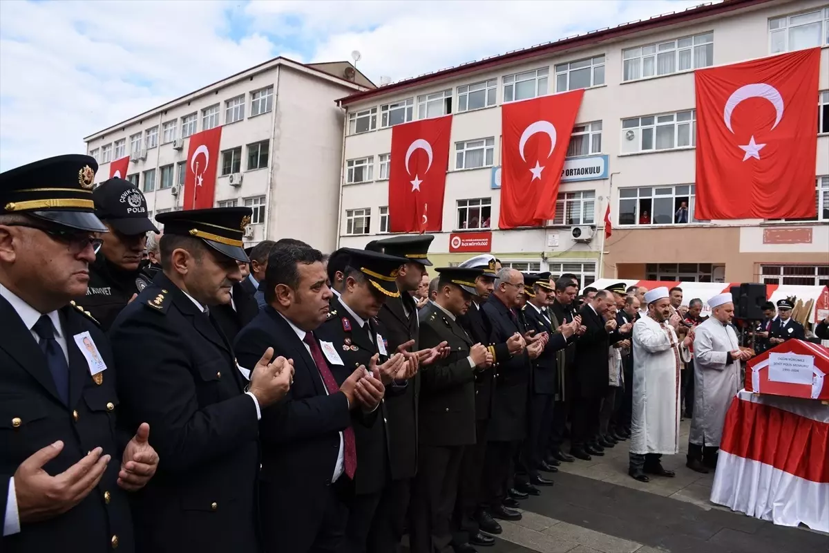 İstanbul\'da trafik kazasına müdahale ederken şehit olan polis toprağa verildi