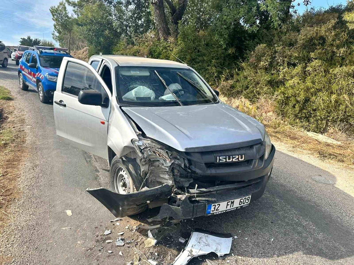 Manavgat\'ta Trafik Kazası: 3 Yaralı