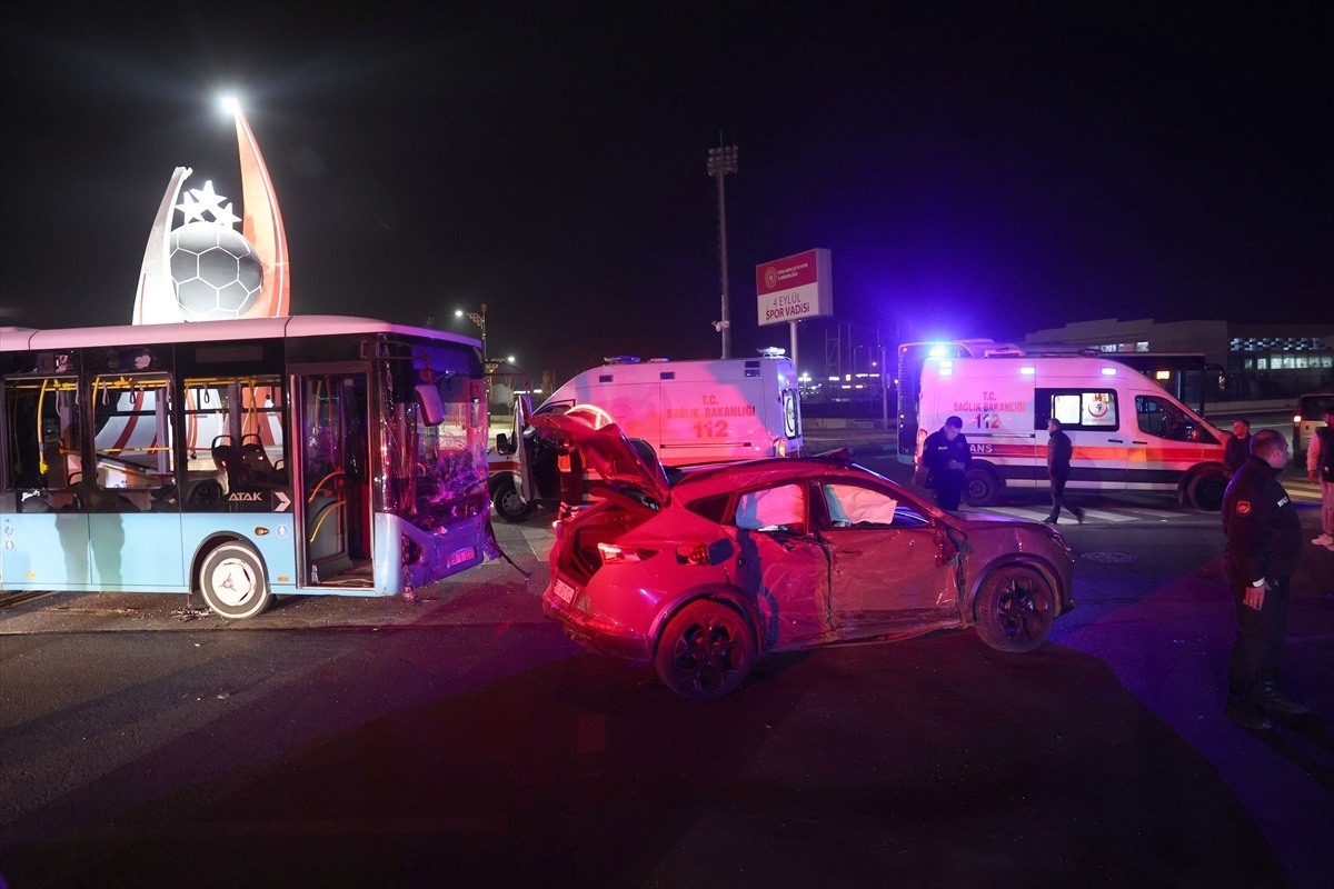 Sivas\'ta Otobüs ve Araç Çarpıştı: 9 Yaralı