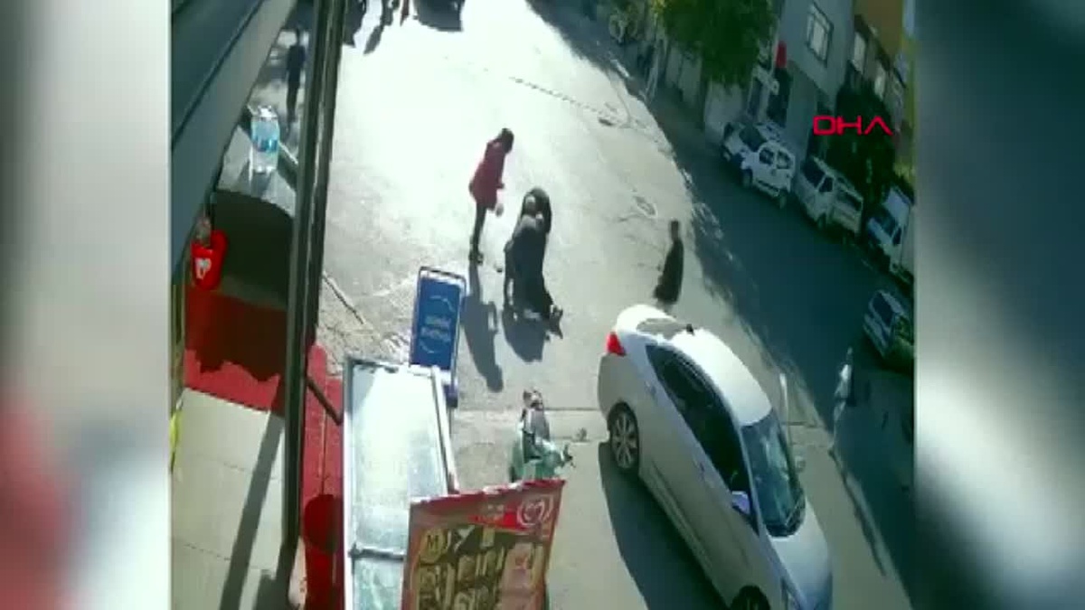Ataşehir\'de Geri Manevra Kaza Yaptı