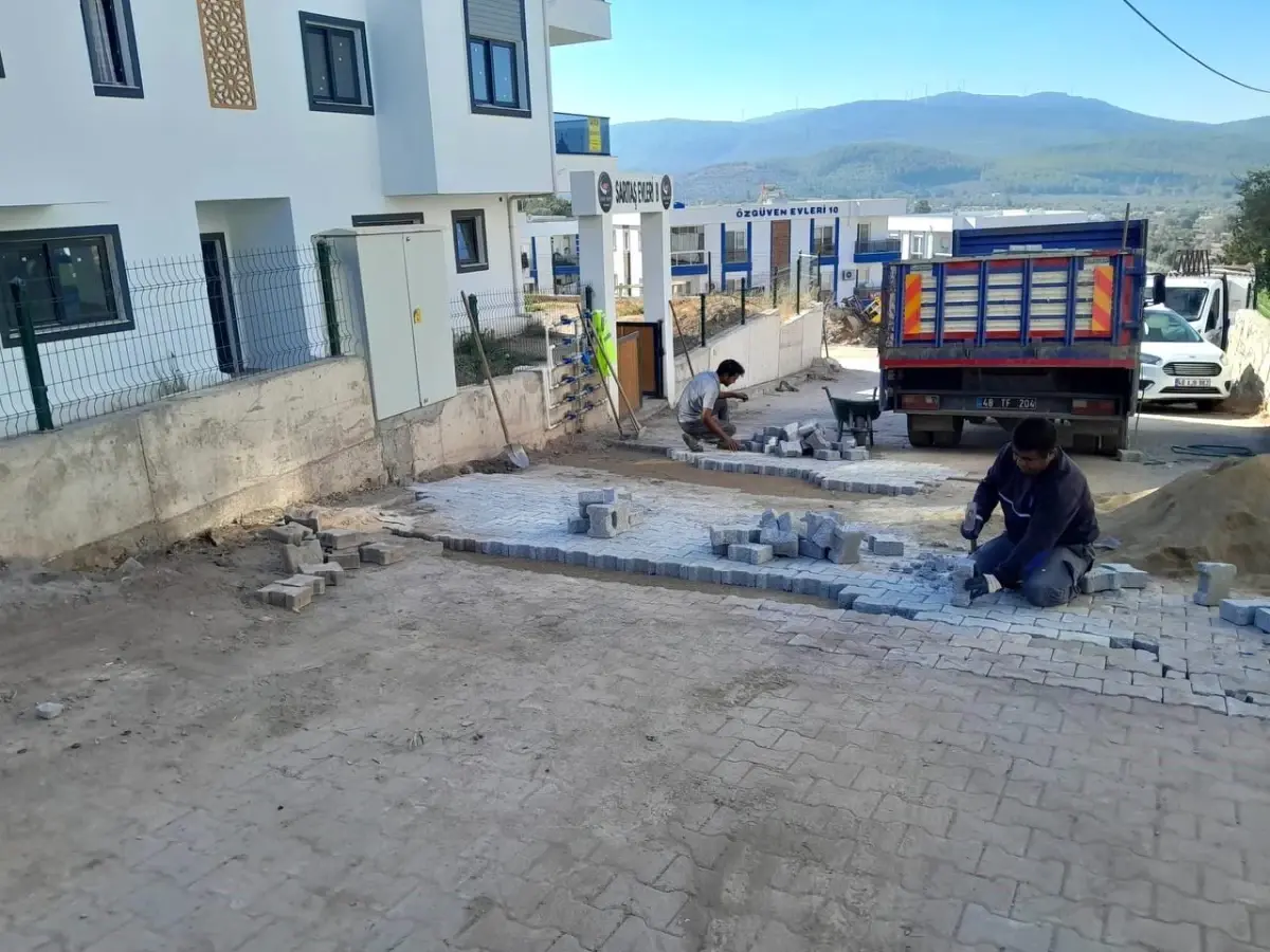 Bodrum Belediyesi Cadde ve Sokaklarda Bakım Çalışmalarına Devam Ediyor