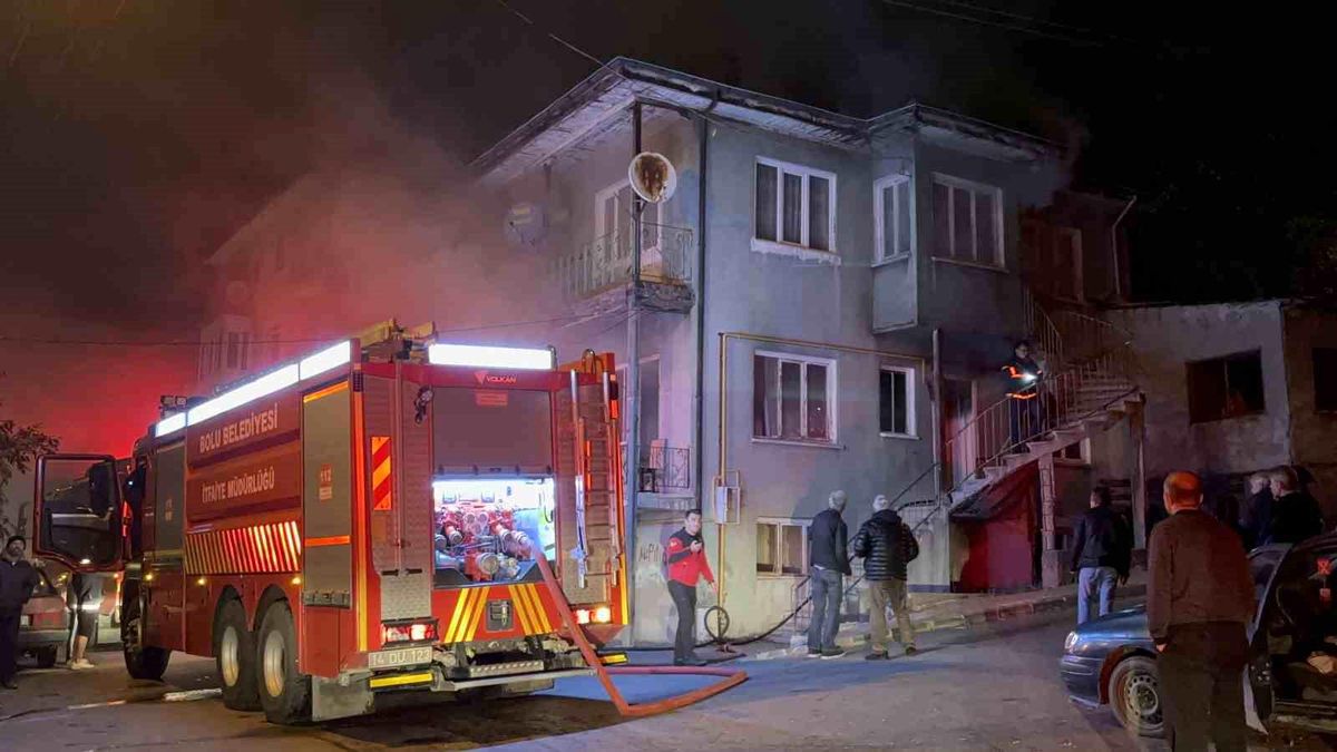 Bolu\'da 3 katlı evde yangın çıktı