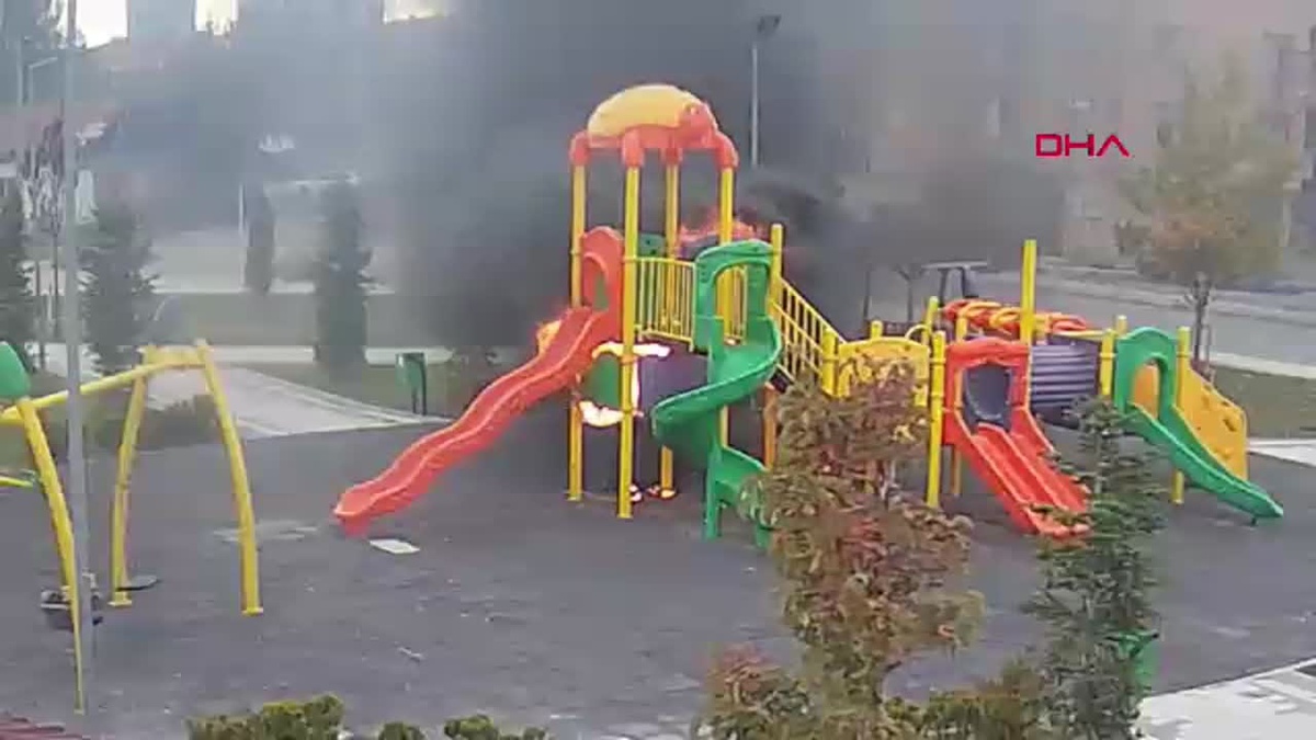 Çorum\'da Parkta Oyun Grubu Yandı
