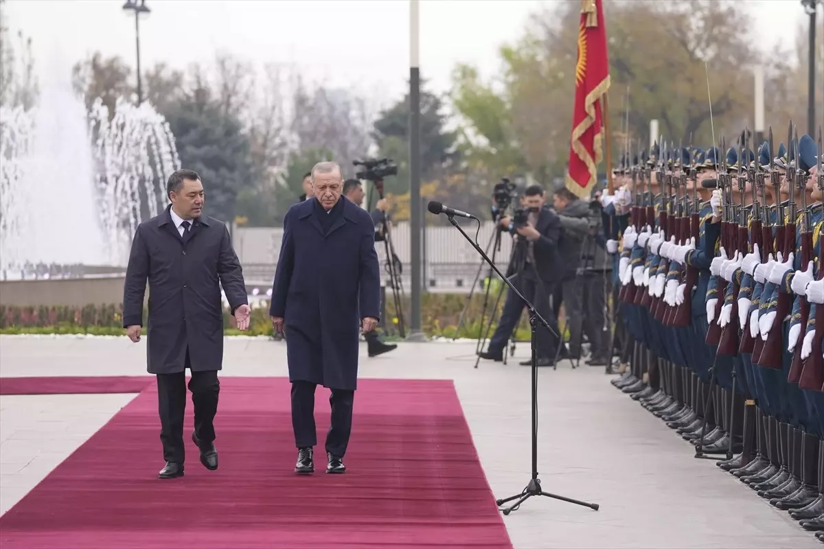 Cumhurbaşkanı Erdoğan, Bişkek\'te resmi törenle karşılandı