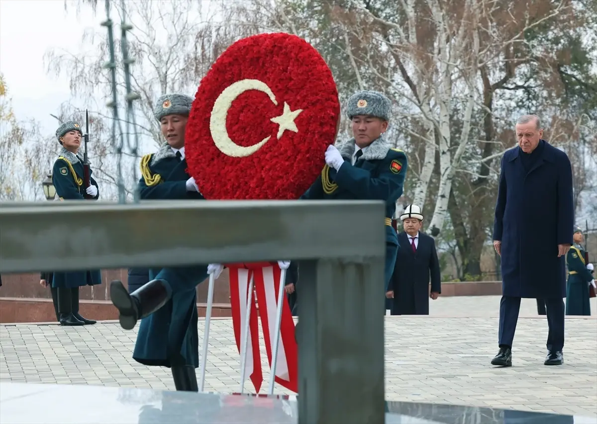 Cumhurbaşkanı Erdoğan, Bişkek\'te Ürkün Anıtı\'na çelenk bıraktı