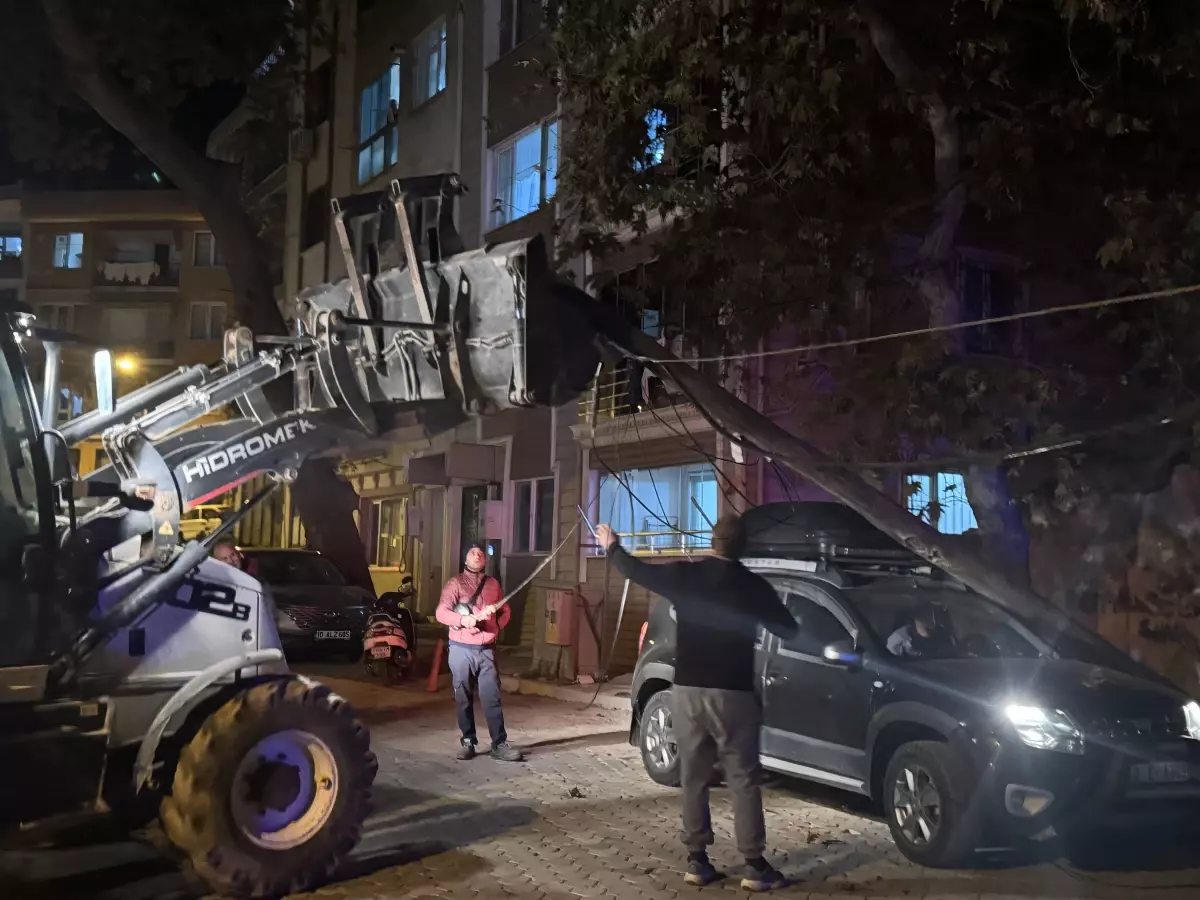 Erdek\'te Telefon Direği Park Halindeki Cipin Üzerine Devrildi