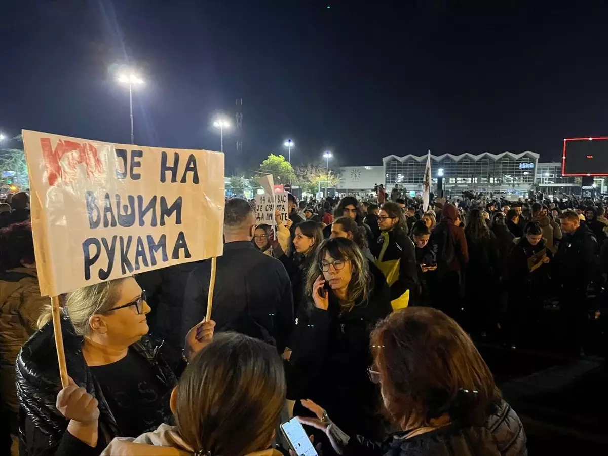 Novi Sad\'da Tren İstasyonu Protestosu