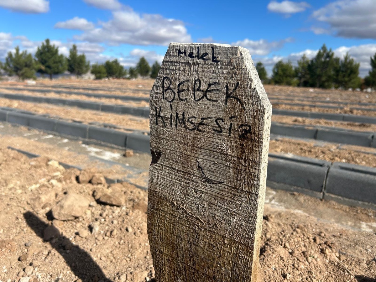 Sivas\'ta Kimsesiz Bebek Defnedildi