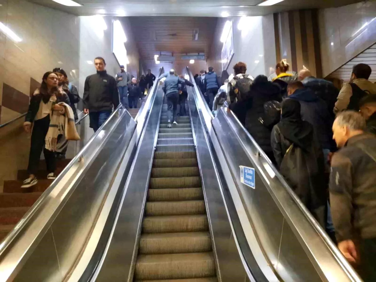 Taksim Metro İstasyonu\'nda Su Baskını ve Yürüyen Merdiven Arızaları