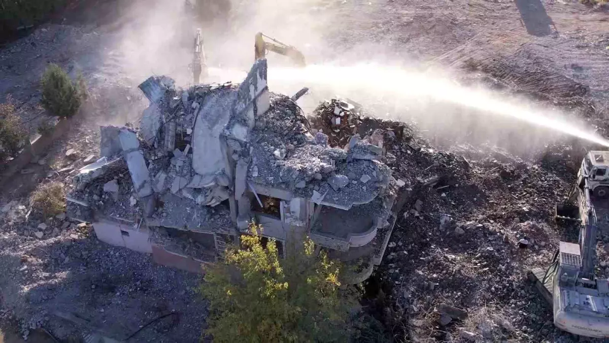 Adıyaman\'da Orta Hasarlı Binaların Yıkımına Başlandı