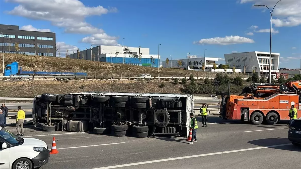 Kocaeli\'de Devrilen Kamyon Trafiği Aksattı