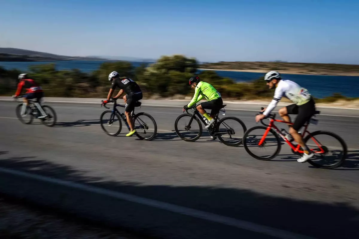 Çeşme\'de Veloturk Gran Fondo Uluslararası Bisiklet Yarışı