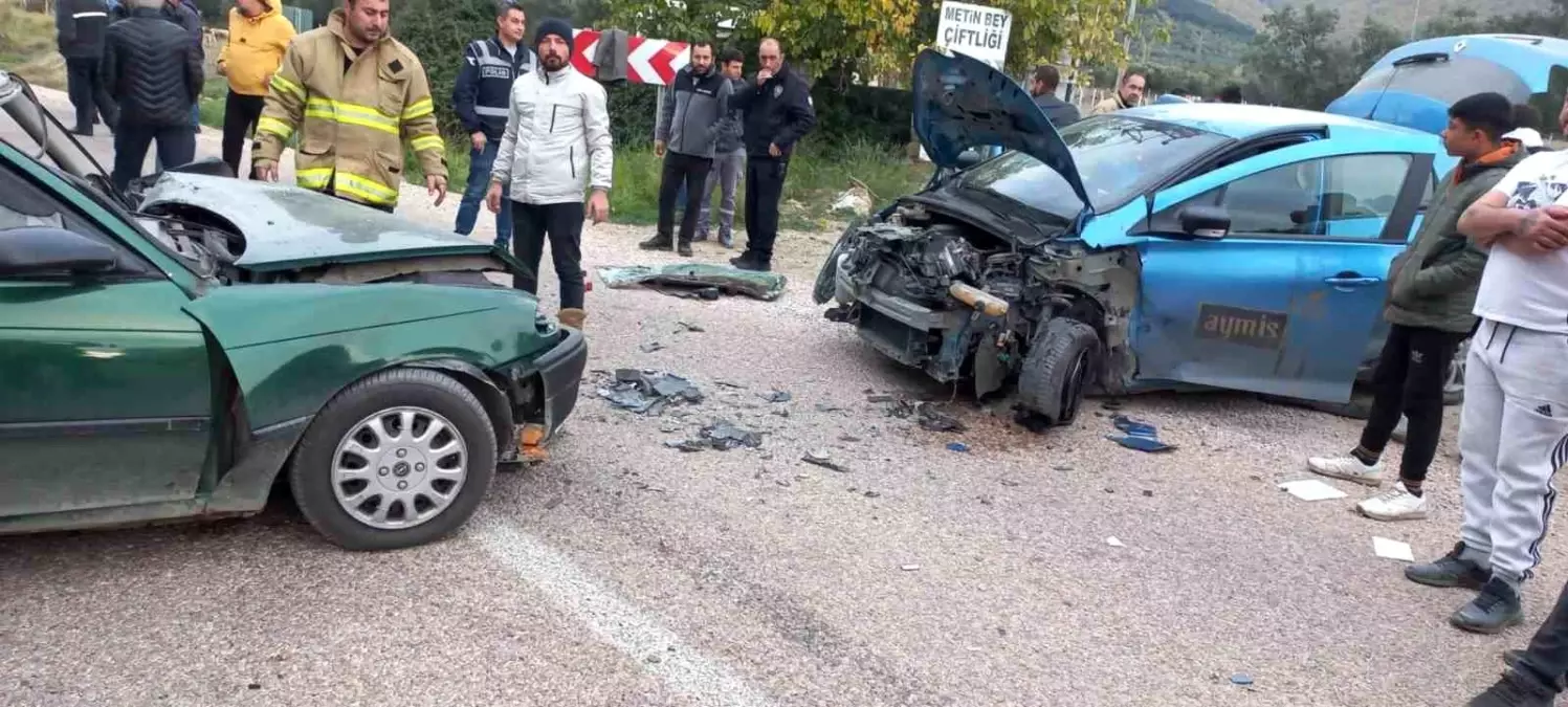 Balıkesir\'de Çift Taraflı Trafik Kazası: İki Yaralı