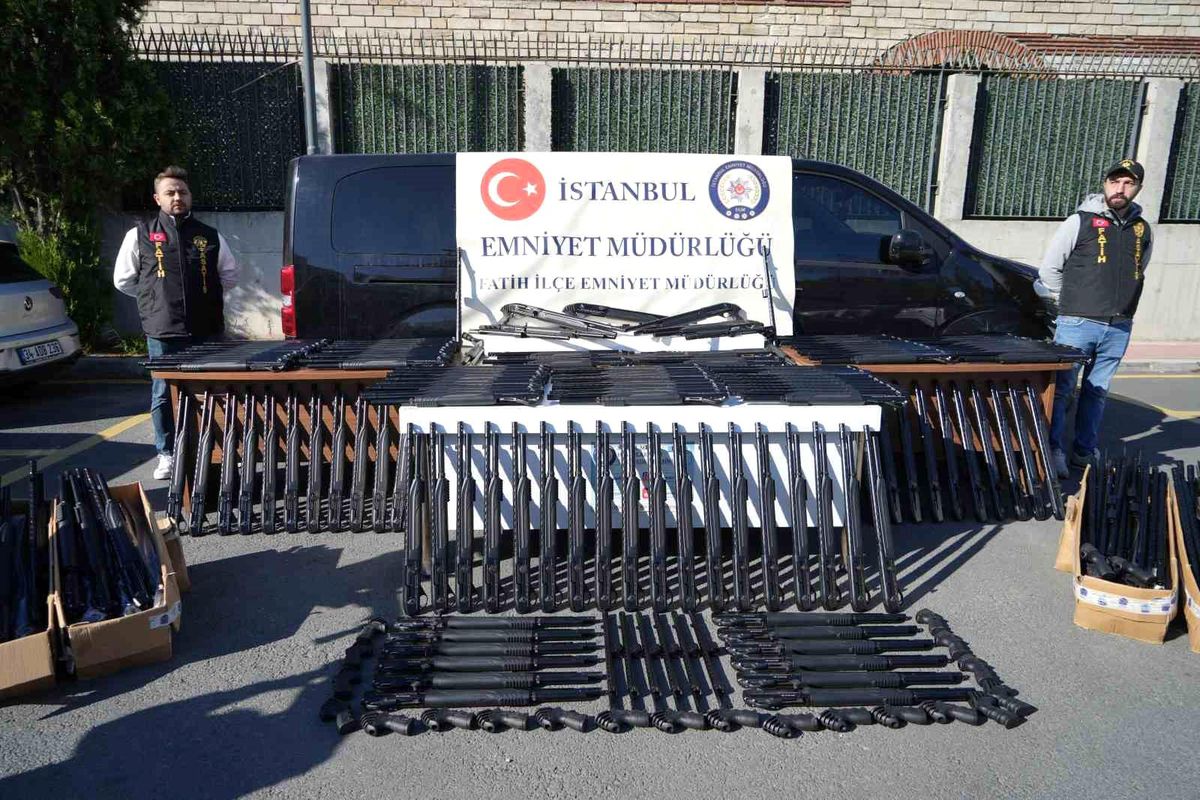 İstanbul\'da Kaçak Silah Operasyonu