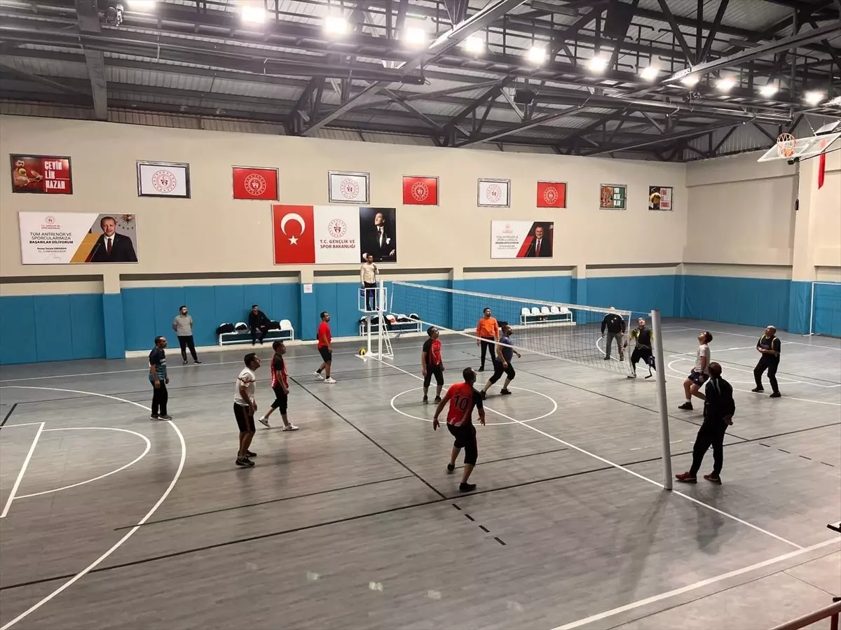 Çağlayancerit\'te Öğretmenler Günü Voleybol Turnuvası