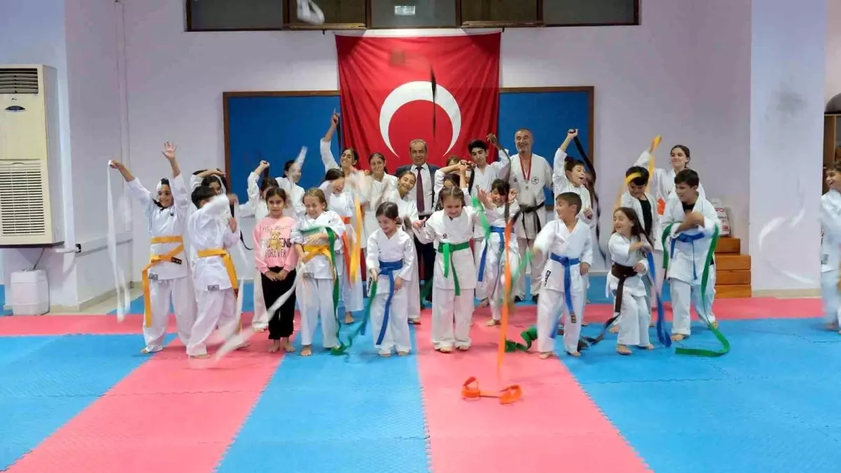 Kemer Belediyesi Karate Takımı\'nda Kuşak Töreni Coşkusu