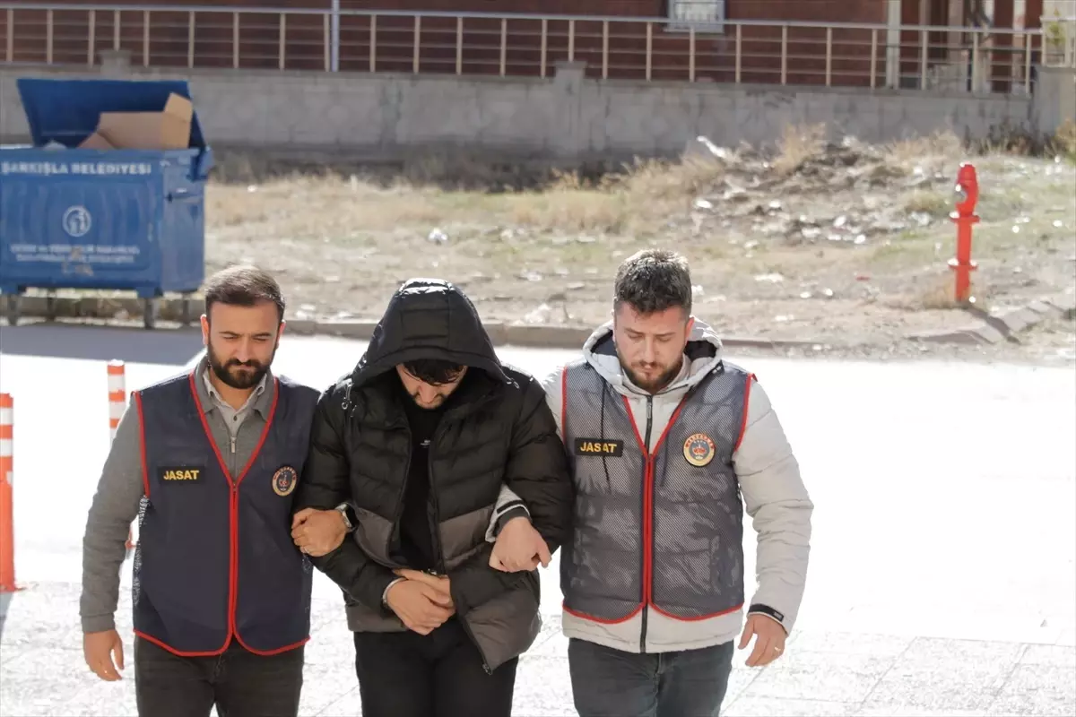 Sahte Asker Buluşma Yerinde Yakalandı