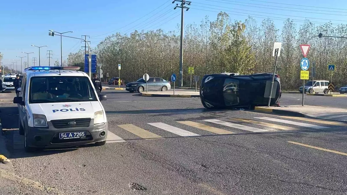 Sakarya\'da hafif ticari araçla çarpışan otomobil devrildi: 1 yaralı