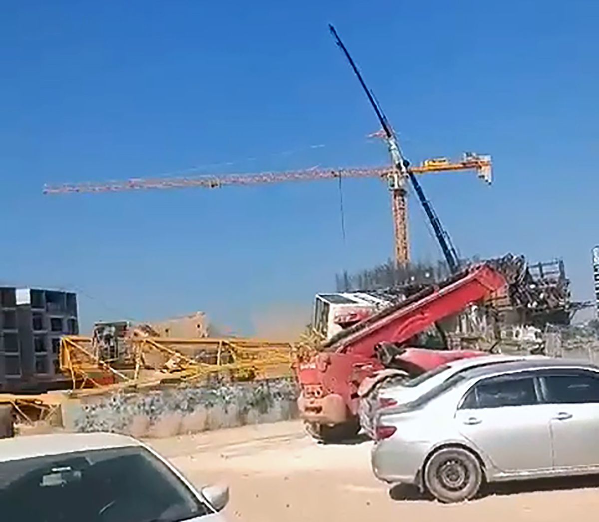 Adana\'da Kule Vinç Devrildi: Operatör Hayatını Kaybetti