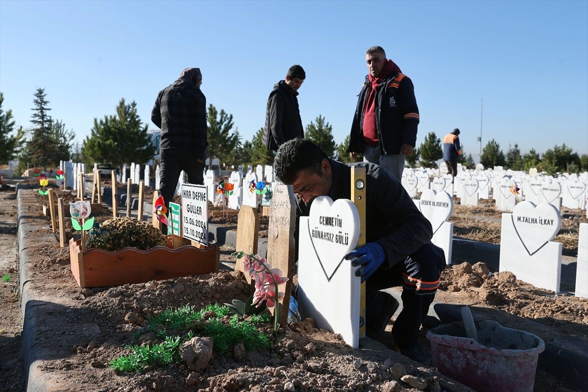 Bebeğin Mezarı \'Cennetin Günahsız Gülü\' ile Donatıldı