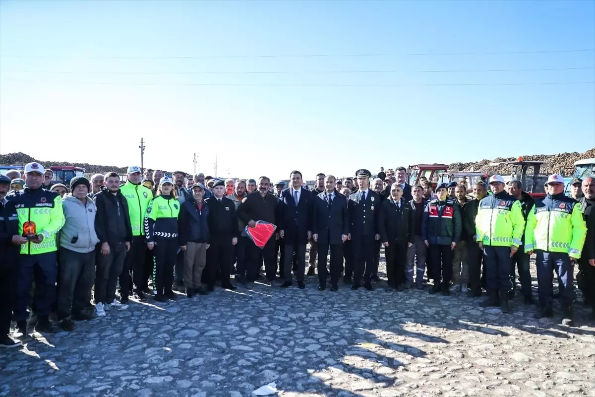 Traktör Sürücülerine Reflektör ve Tepe Lambası Dağıtıldı