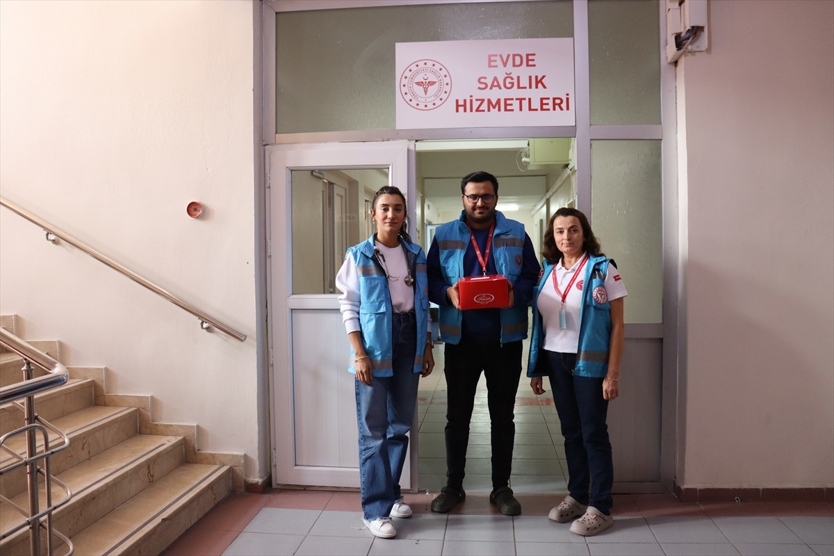 85 Yaşındaki Naime\'ye Sürpriz Pasta Ziyareti