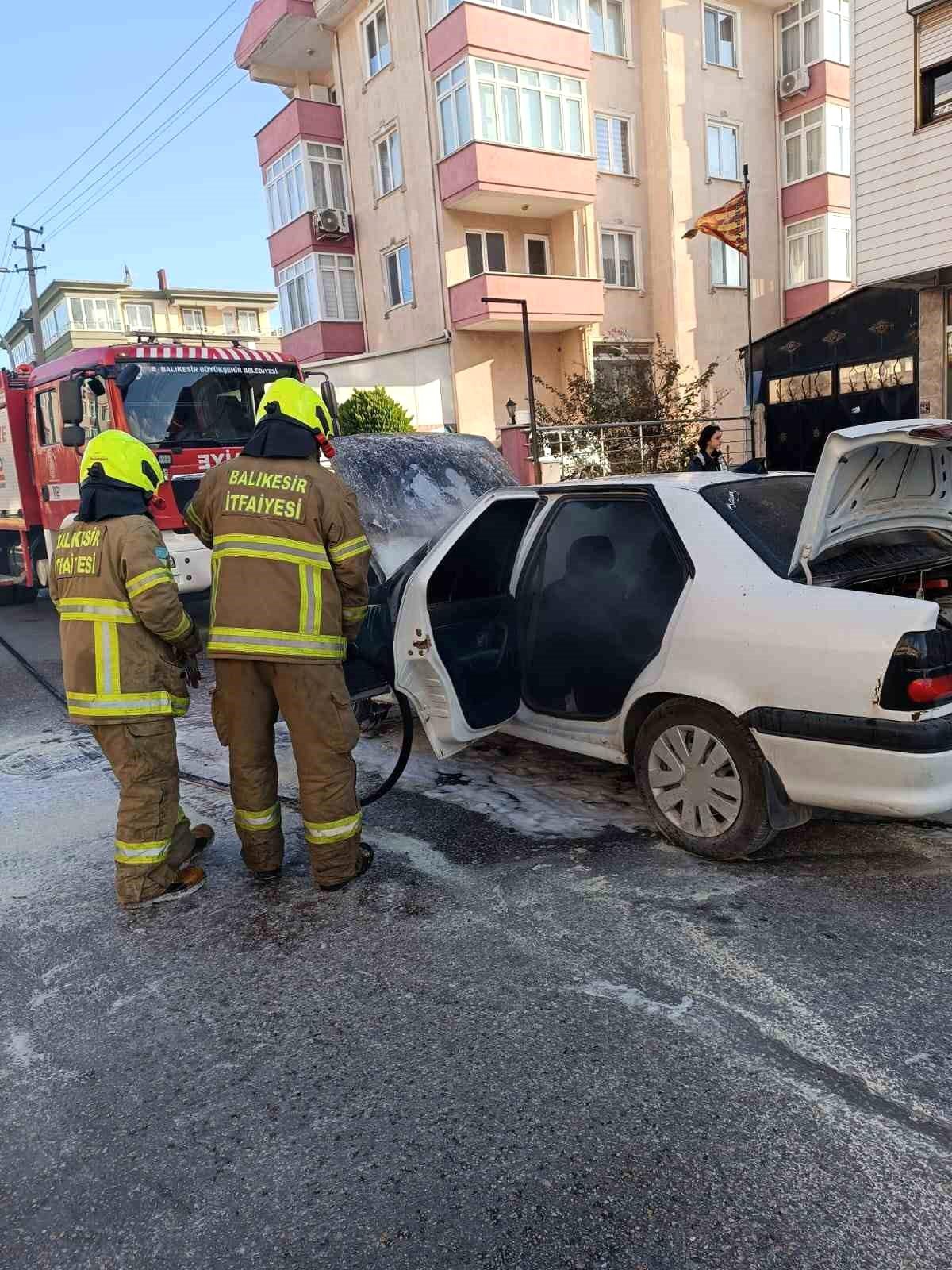 Bandırma\'da Araç Yangını Panik Yarattı