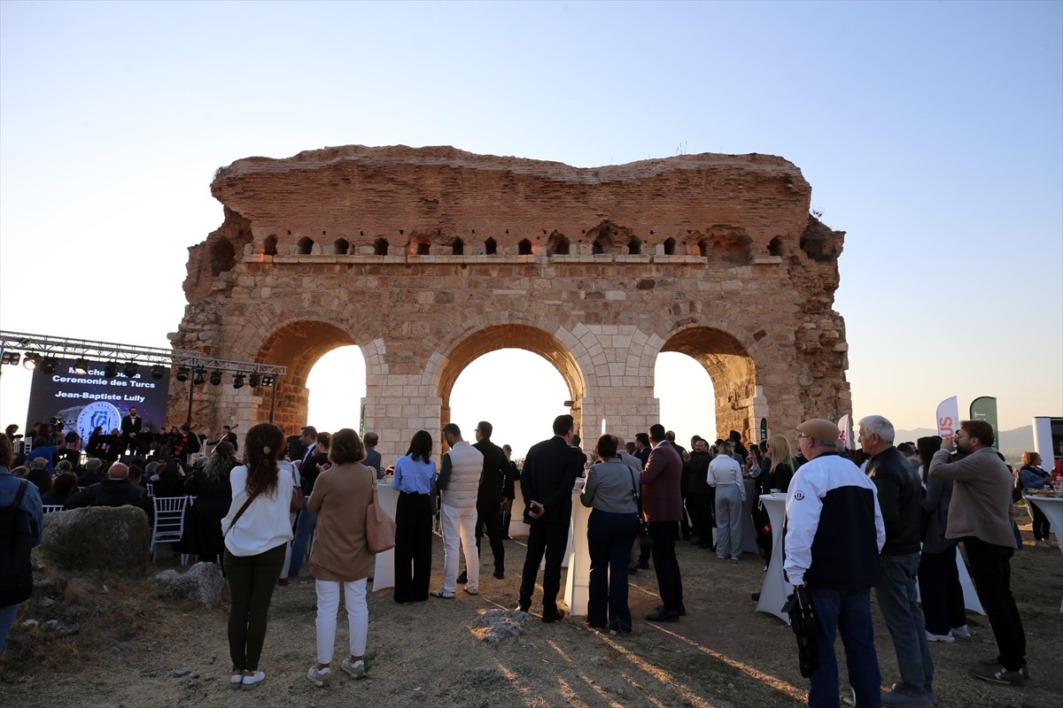Tralleis\'te Notalı Dans Gösterisi