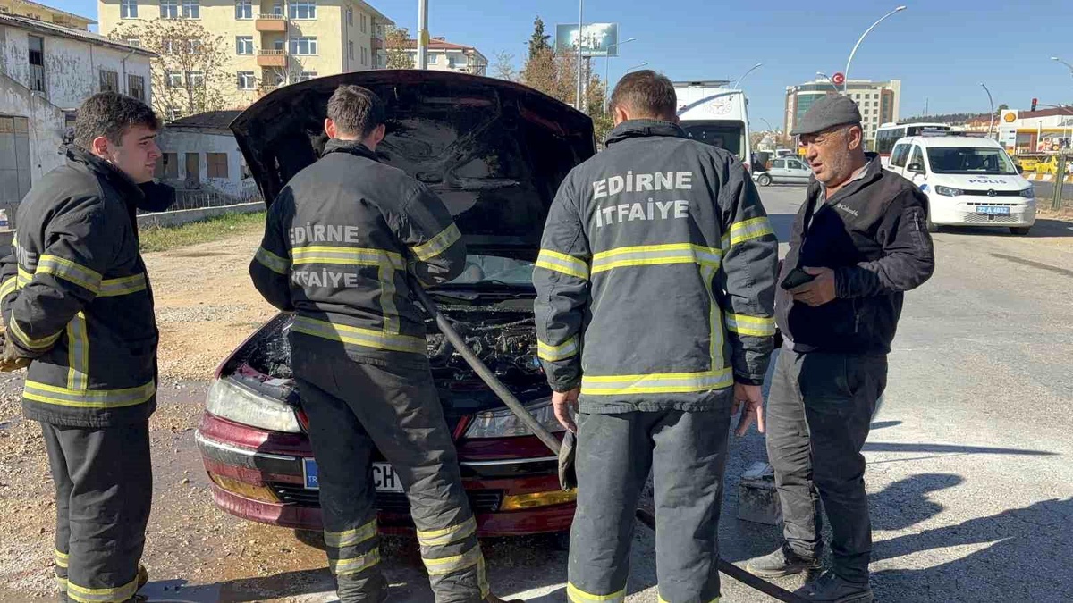 Edirne\'de Yaşlı Çiftin Aracında Yangın