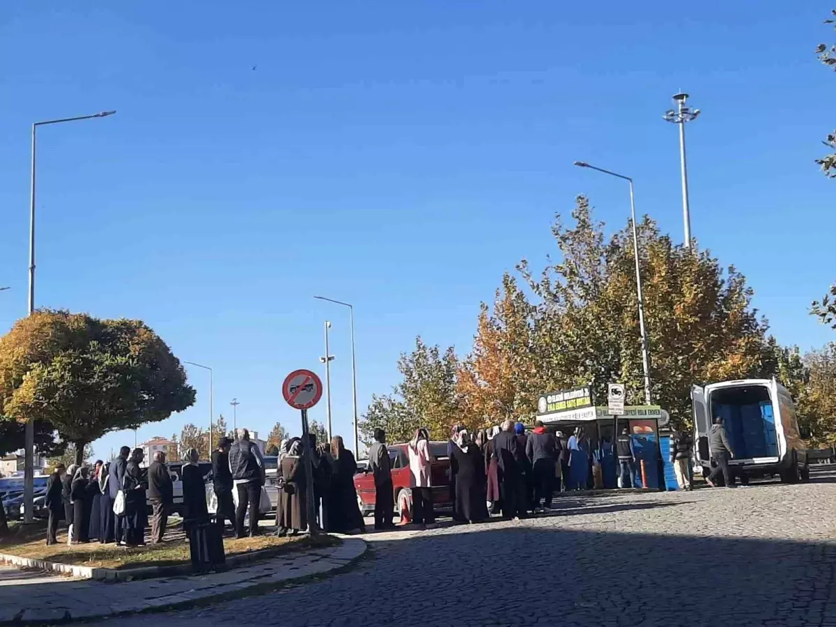 Elazığ\'da Halk Ekmek Fabrikası Açıldı, Vatandaşlar Uzun Kuyruklar Oluşturdu