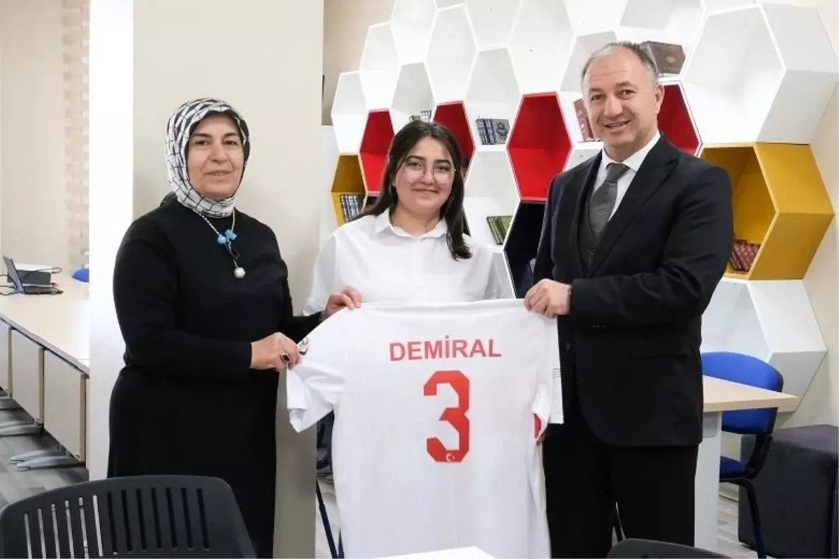 İrem Tavşan, Merih Demiral\'ın Formasını Kazandı