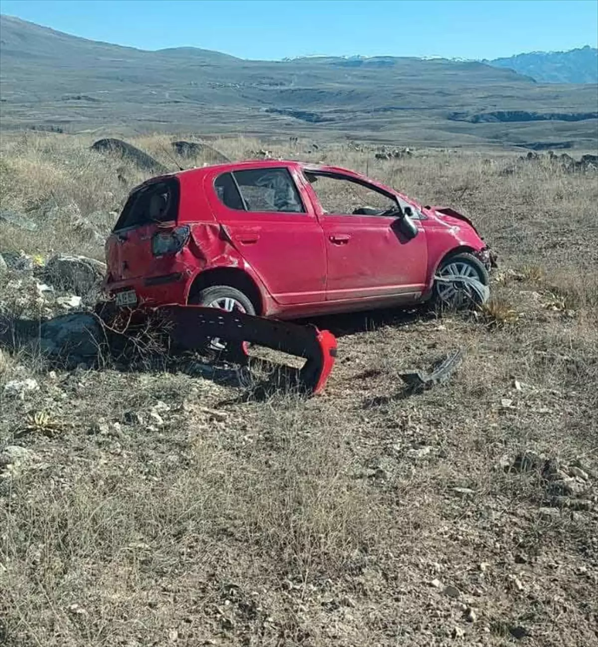 Sarıkamış\'ta Kaza: Şarampole Devrilen Otomobilin Sürücüsü Yaralandı