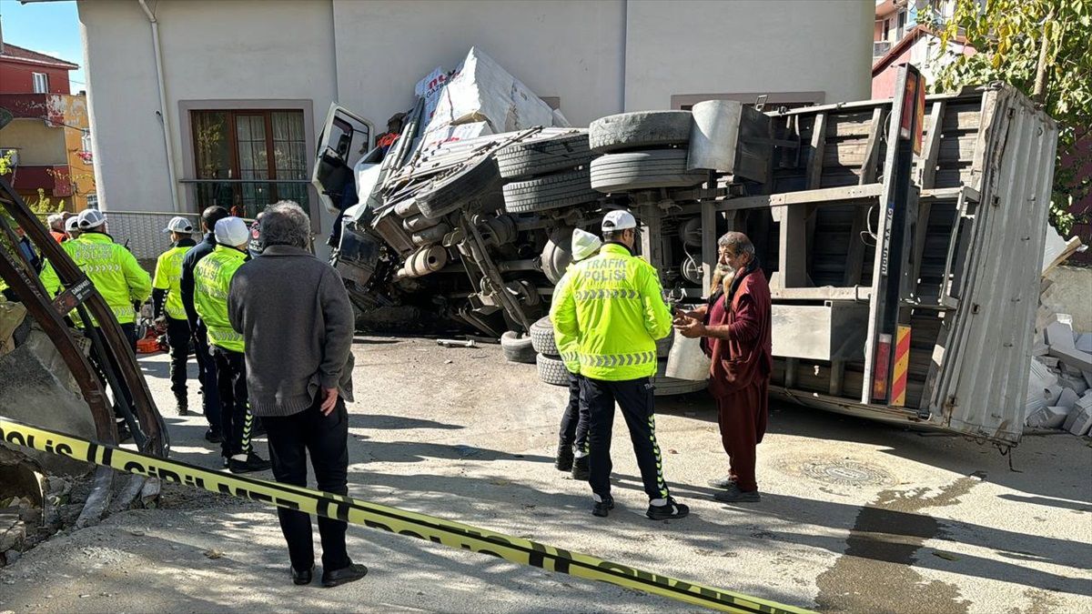 Kartal\'da kamyon evin üzerine devrildi
