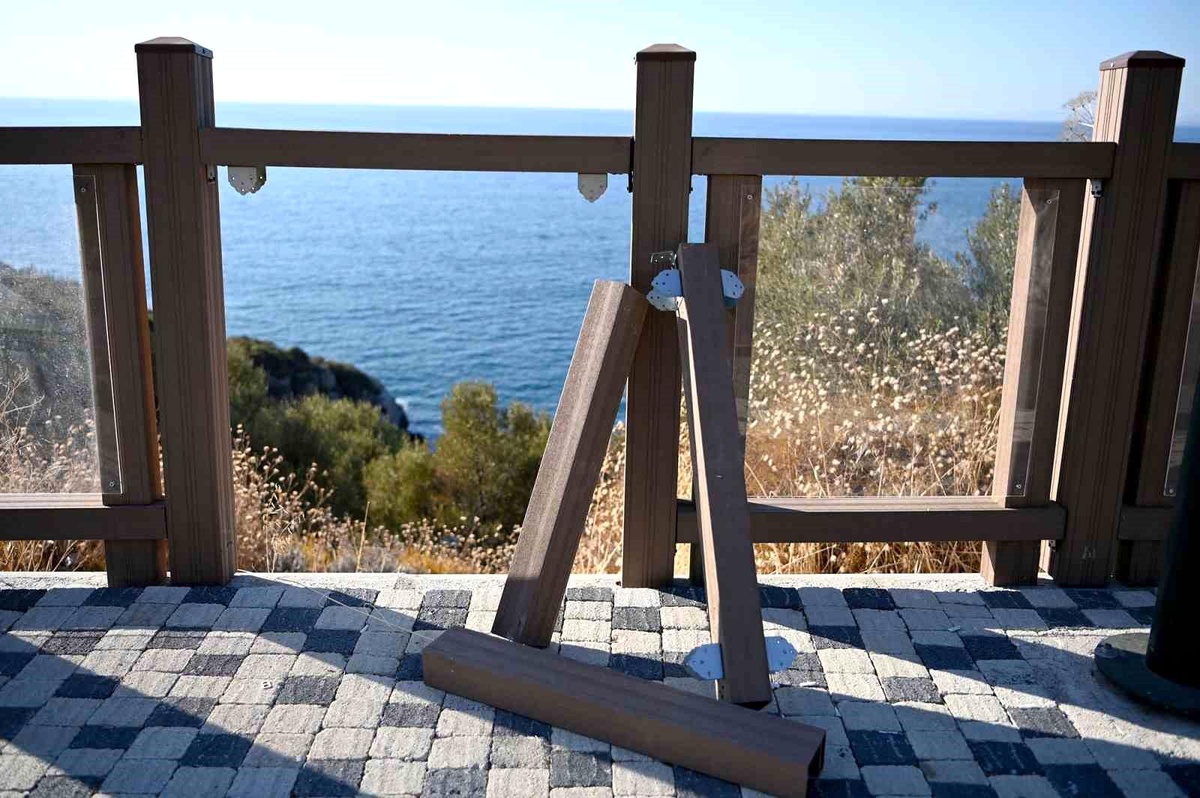 Kuşadası\'nda Park ve Çeşmelere Vandalizm