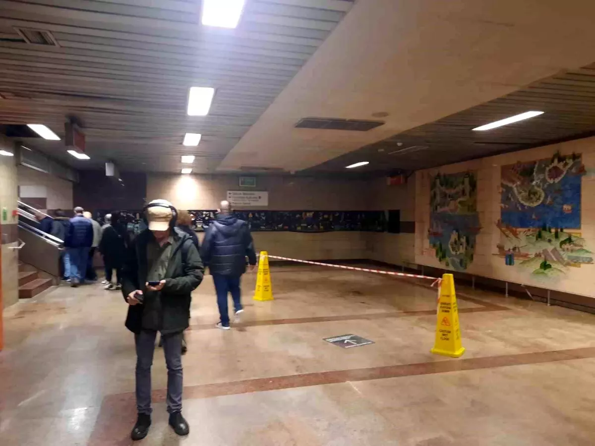 Taksim Meydanı\'nda Su Borusu Patladı, Taksim Metro Su İçinde Kaldı