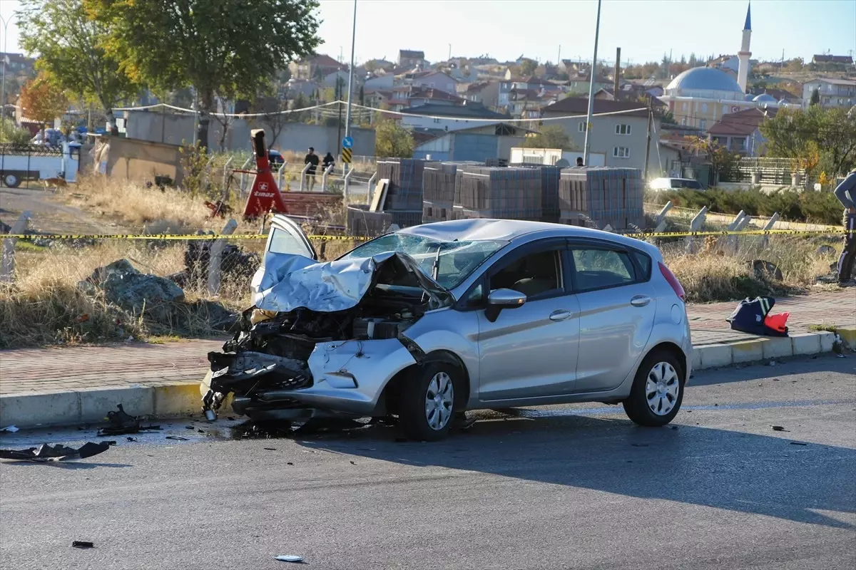 Uşak\'ta Polis Motosikleti ile Otomobil Çarpıştı