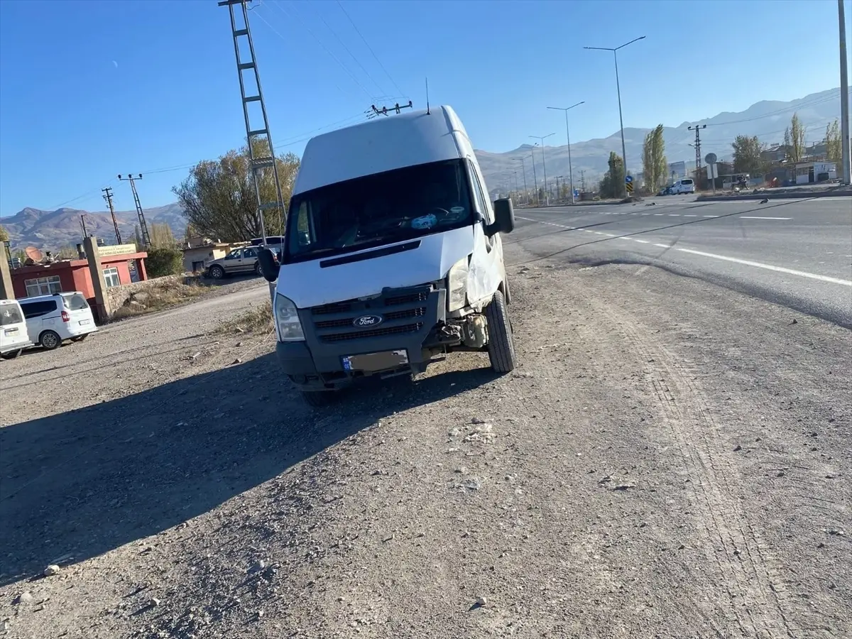 Doğubayazıt\'ta Minibüs Çarpışması: 3 Yaralı