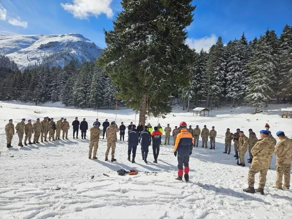 Artvin\'de Jandarmaya Çığ Eğitimi