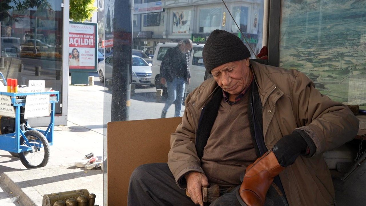 68 Yıldır Ayakkabı Boyacılığı Yapıyor