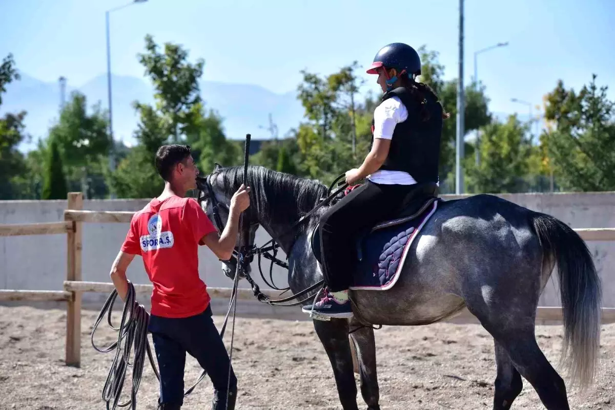 Kayseri\'de Özel Binicilik Eğitimleri Başladı