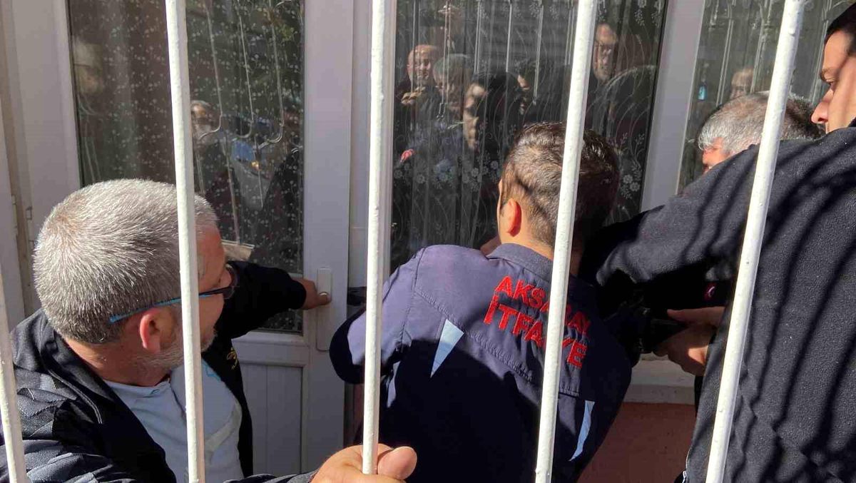 Aksaray\'da İtfaiye, Düşen Yaşlı Kadını Kurtardı