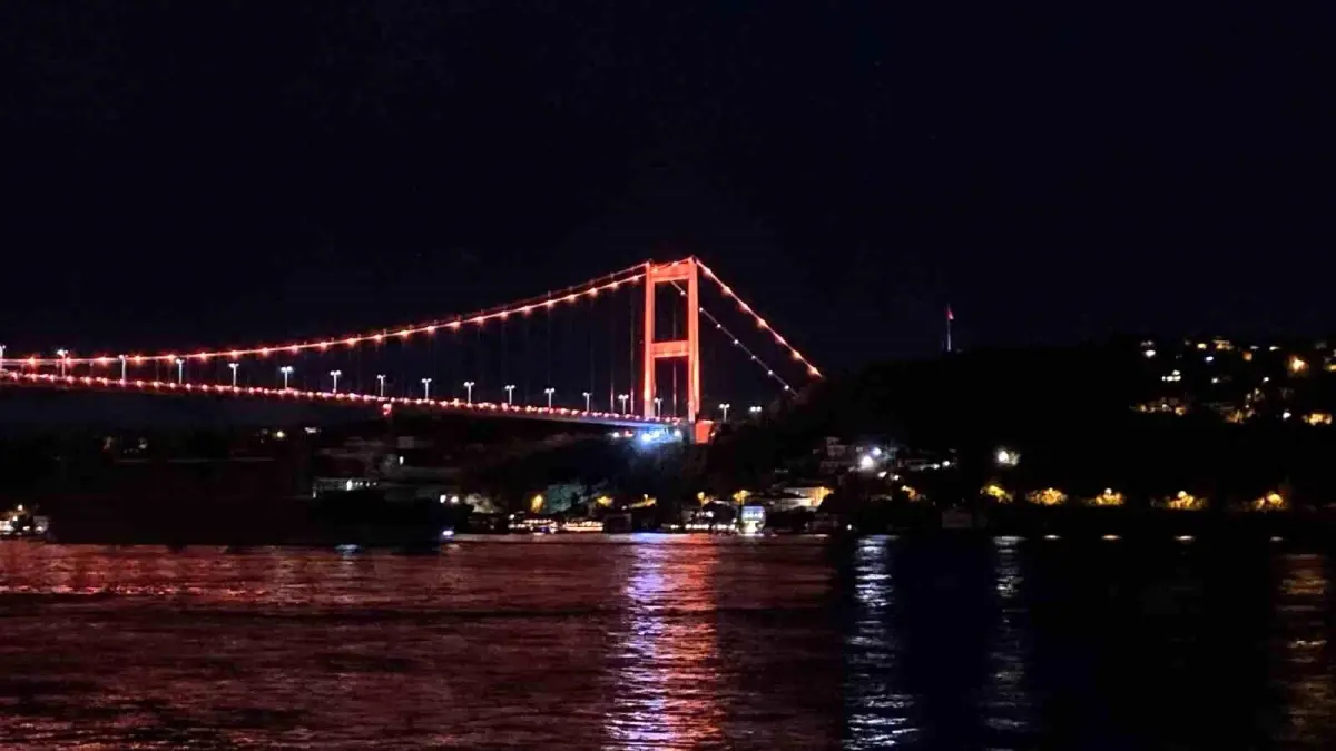 İstanbul Köprüleri Turuncu Işıkla Aydınlatıldı