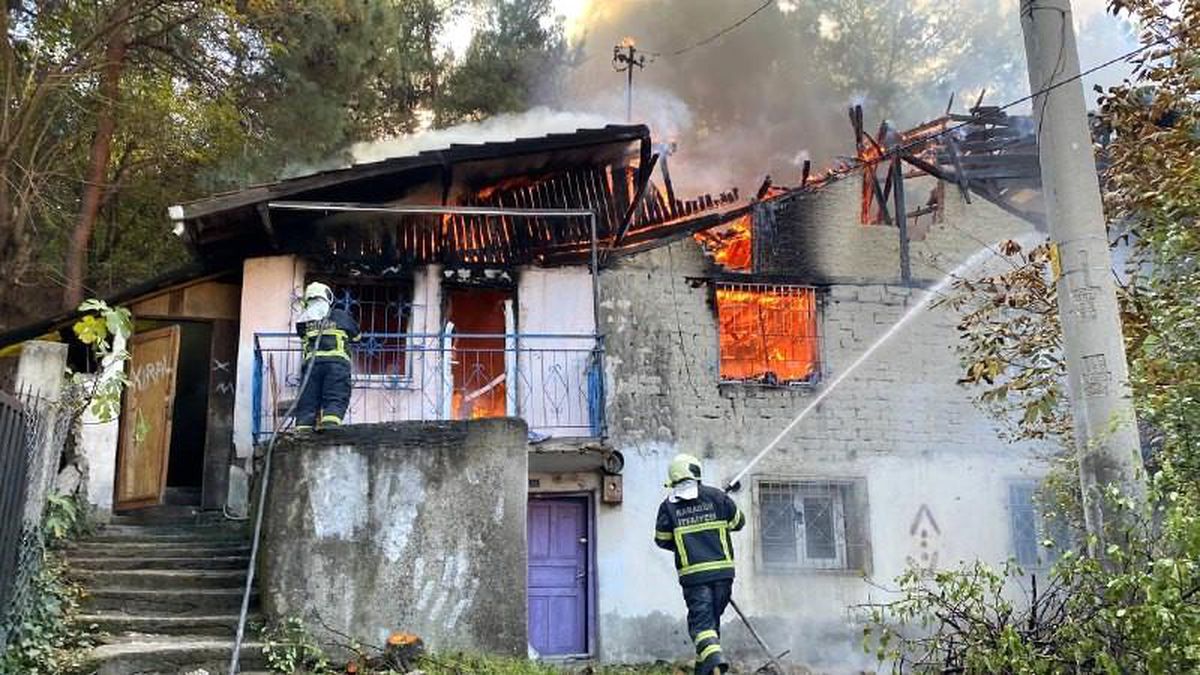 Karabük\'te Yangın: İki Katlı Ev Kullanılamaz Hale Geldi