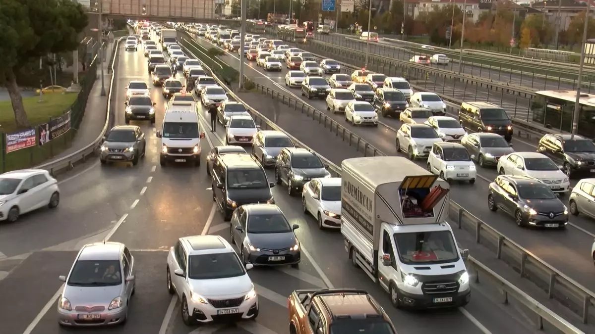 İstanbul\'da Akşam Trafiği Yoğunlaştı