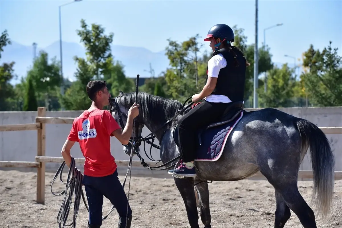 Kayseri\'de Binicilik Eğitimleri Devam Ediyor