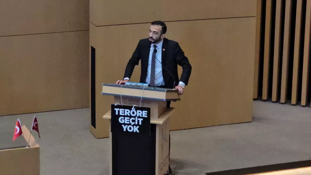 Küçükçekmece Belediye Meclisinde AK Parti\'li üyeden "Teröre geçit yok" dövizi