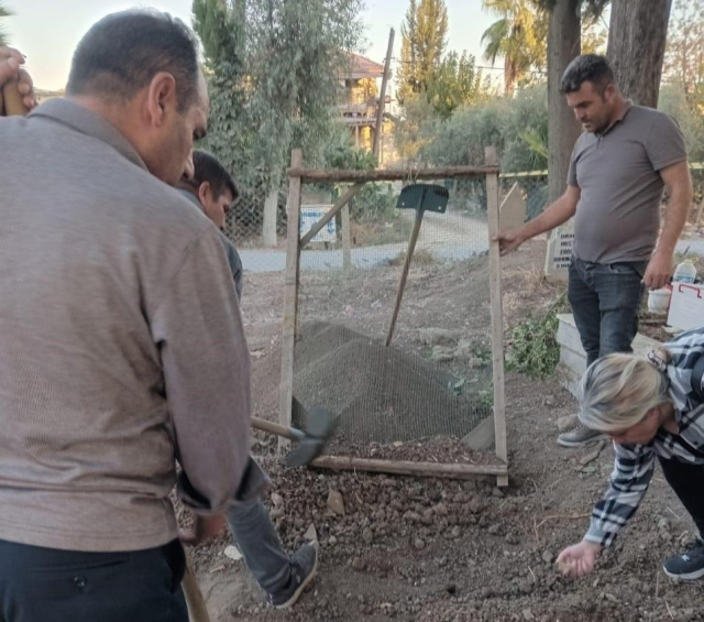 Mezar kazarken 1100 tane gümüş sikke buldular