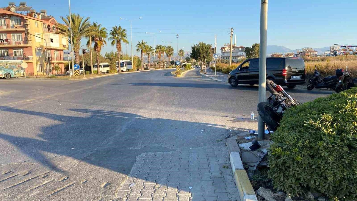 Manavgat\'ta Motosiklet ve Otomobil Çarpıştı