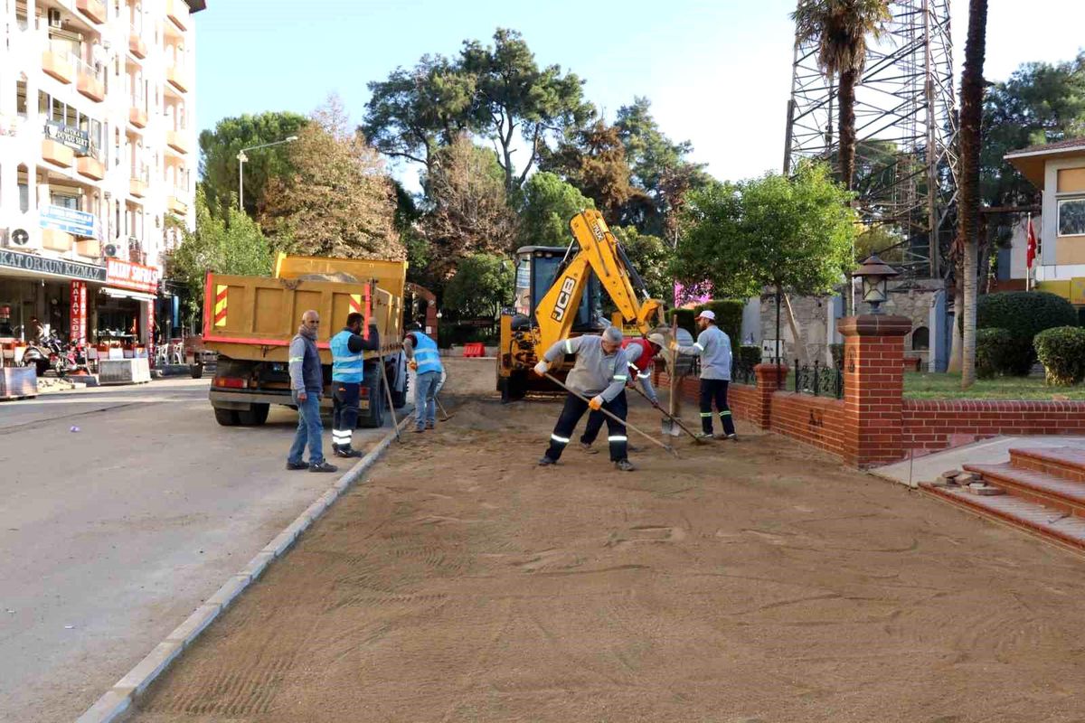 Nazilli\'de İstasyon Meydanı\'nda Yol Çalışmaları Hızla Devam Ediyor