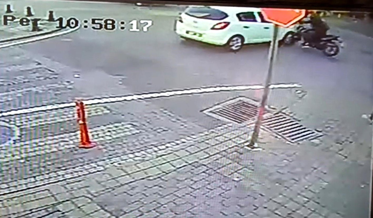 Manavgat\'ta motosiklet otomobille çarpıştı